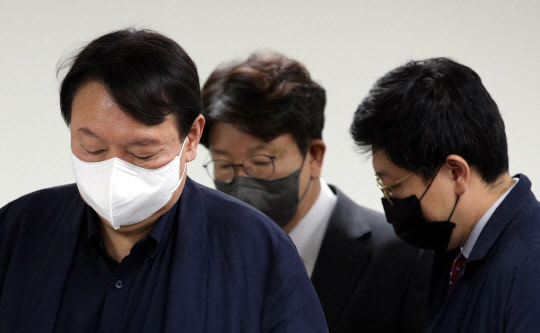 국민의힘 윤석열 대선 경선 후보(왼쪽)가 21일 &quot;전두환 전 대통령 옹호 발언과 관련 비판을 겸허히 수용하고 유감을 표한다&quot;고 밝혔다.연합뉴스